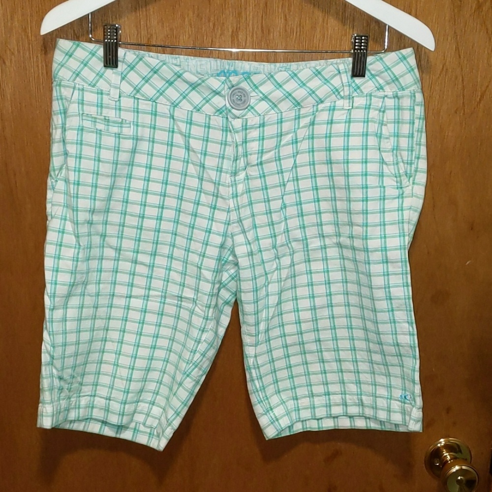 O'Neill size 9 plaid Bermuda shorts